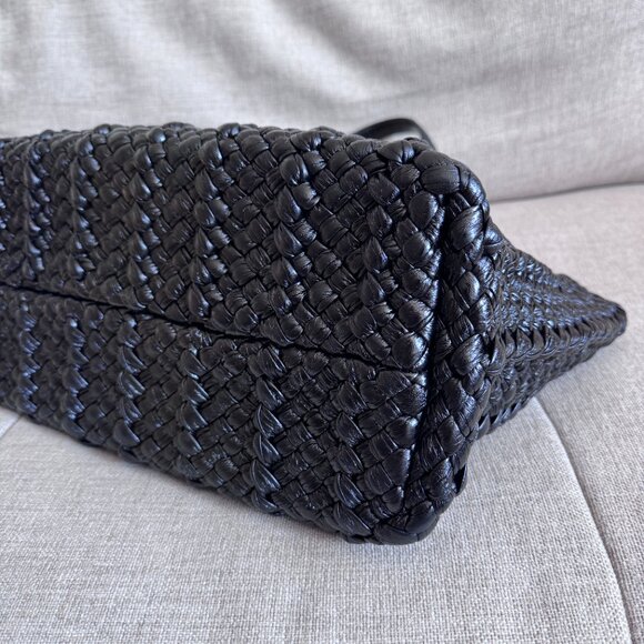 Bottega Veneta Lido Limited-Edition Medium woven Intrecciato Leather Tote - Picture 3 of 12